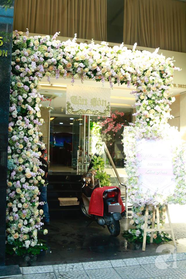 Cô dâu Diệp Lâm Anh và chú rể thiếu gia trao nhau nụ hôn đắm đuối trong lễ đón dâu